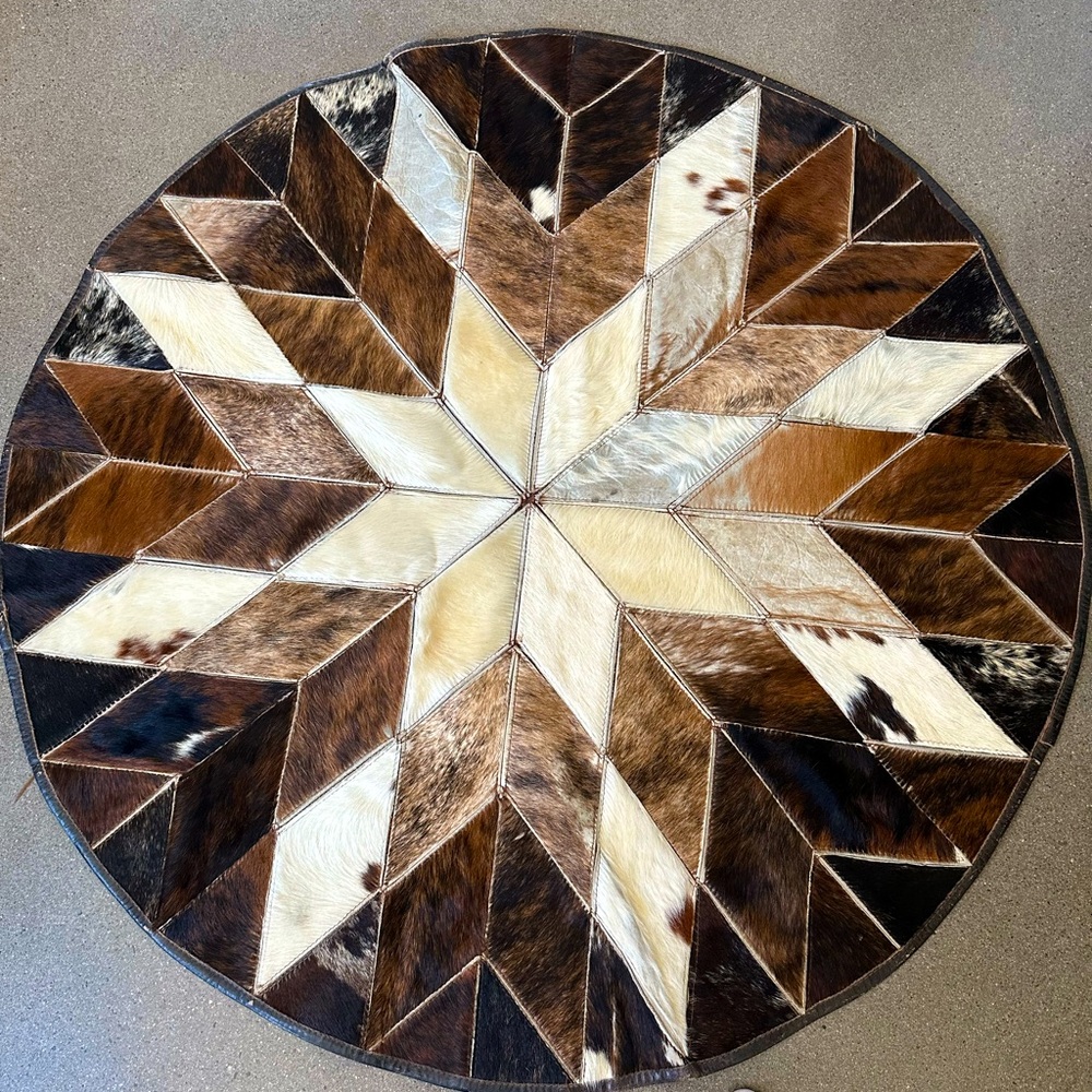 Tricolor Round Cowhide Rug